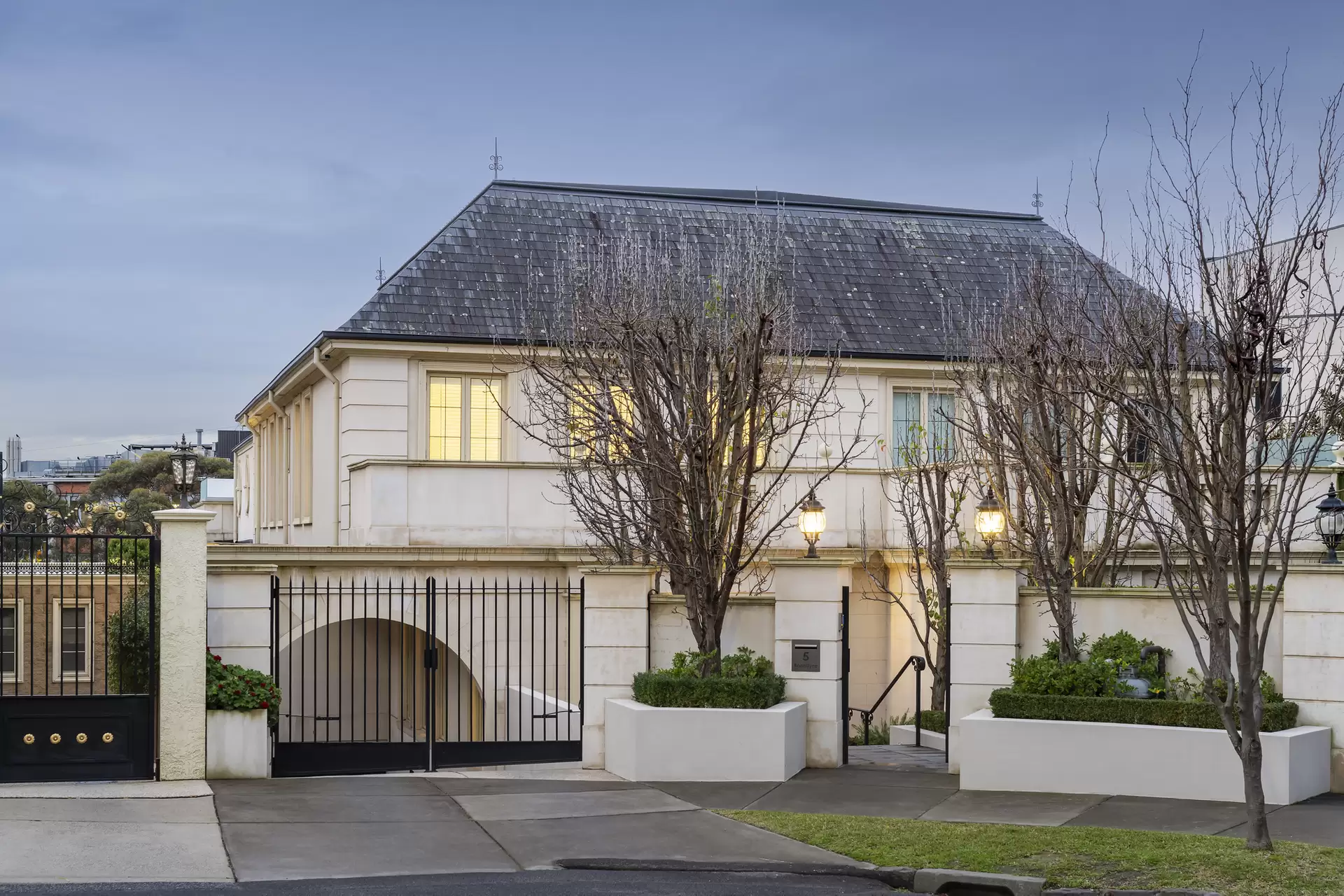 5 Boandyne Court, Toorak For Sale by Melbourne Sotheby's International Realty - image 1